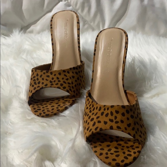Like new only tried on never worn out! - Picture 1 of 2